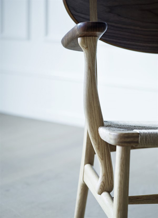 wegner_ch22-oak-walnut-mix_detail_armrest_600x828