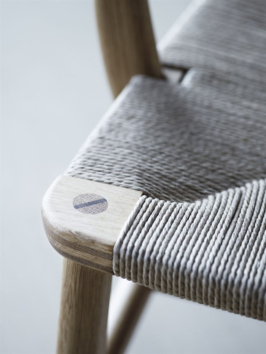 wegner_ch22-oak_detail_wedge_600x800