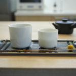 お茶好きのイイホシユミコ氏が作った「汲み出し茶碗」でくつろぎの一杯を。
