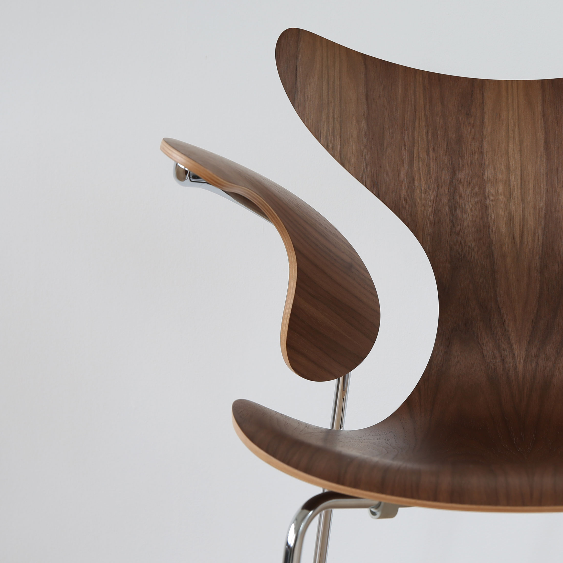 ヤコブセンが最後に作りたかったチェア『LILY（リリー）』50周年記念