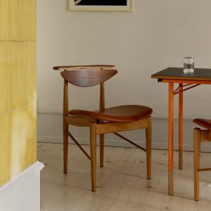 フィン・ユール 後ろ向きでも快適に座れる椅子リーディングチェア