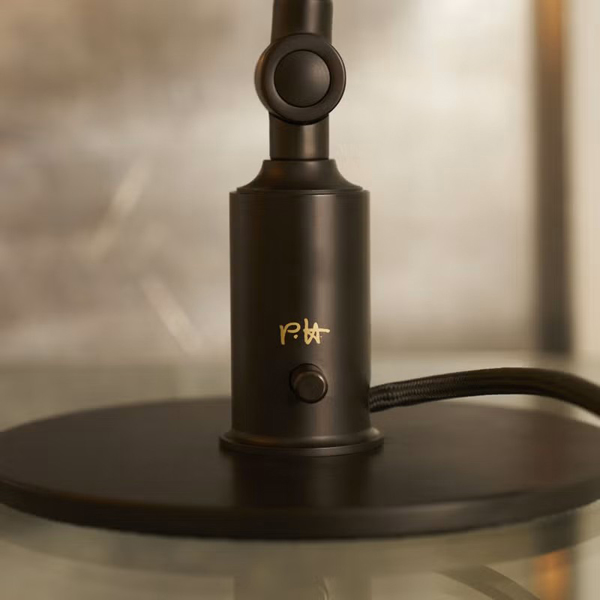 ルイスポールセン PH 1/1 Piano Table Lampのスイッチ付近に刻印されたPHイニシャル