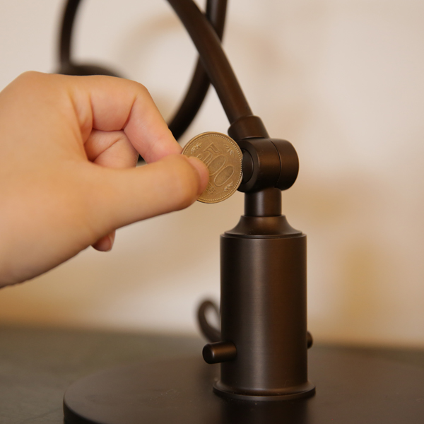 コイン1枚でアームの締め具合を調整するルイスポールセン PH 1/1 Piano Table Lampのメンテナンス方法