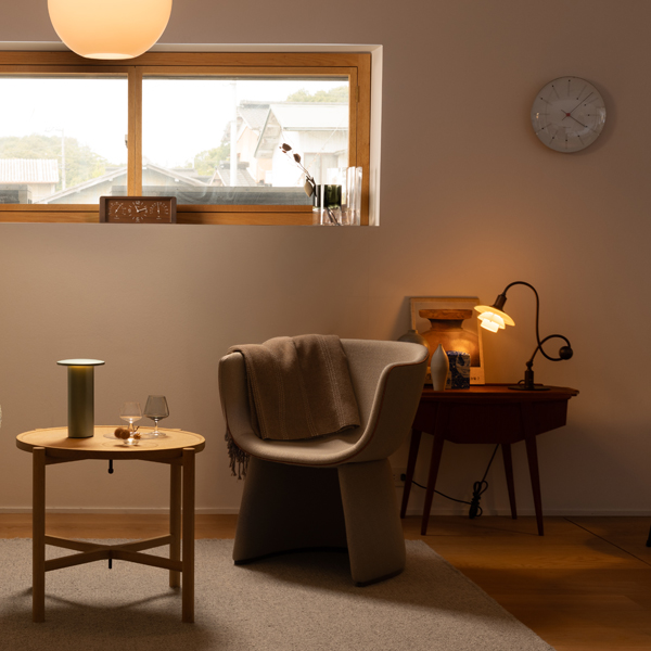 北欧ヴィンテージインテリアとPH 1/1 Piano Table Lampを組み合わせた多灯分散の照明コーディネート実例