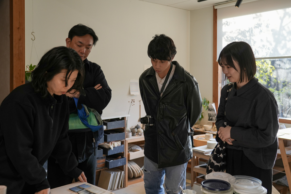 アトリエで作品を囲み、お話を伺う様子