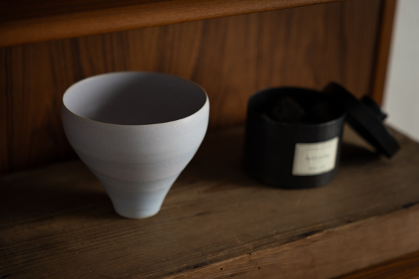 木の棚に置かれた、淡いグレーブルーの器